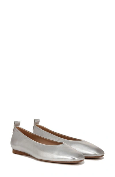 27 Edit Naturalizer Carla Flat In Silver Leather