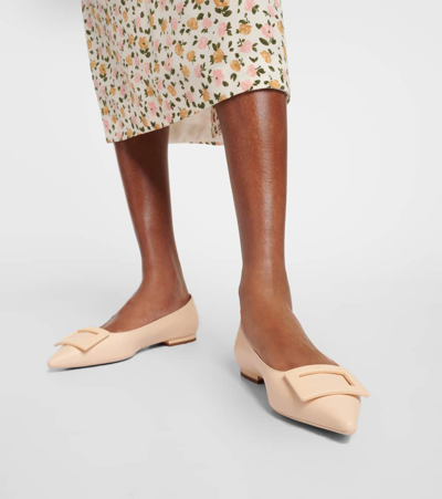 Shop Roger Vivier Gommettine Ball Patent Leather Ballet Flats In Neutrals