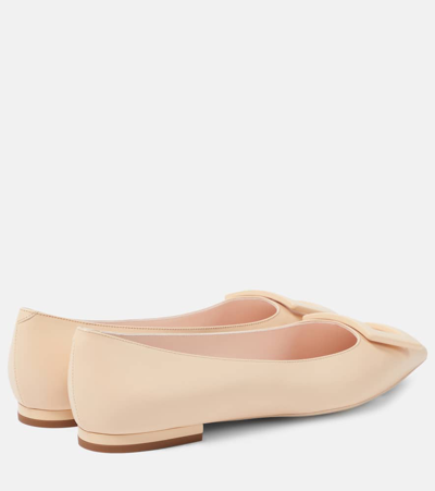 Shop Roger Vivier Gommettine Ball Patent Leather Ballet Flats In Neutrals