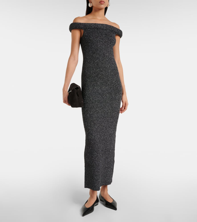 Shop Totême Off-shoulder Knit Maxi Dress In Schwarz