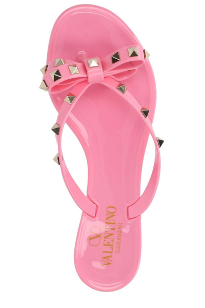 Shop Valentino Garavani Rockstud Thong Sandals In Rosa