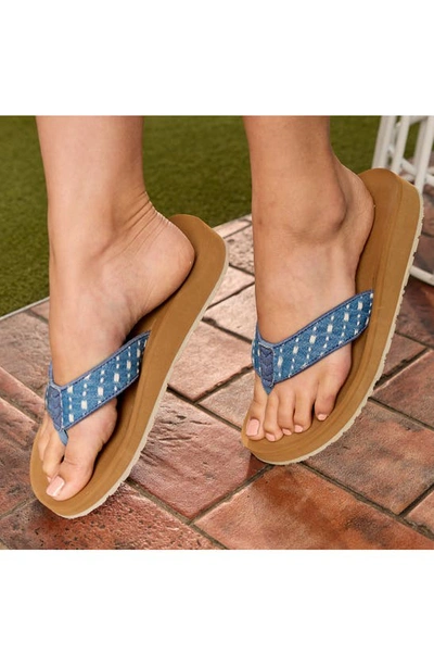 Minnetonka Hedy 2.0 Flip Flop In Light Blue Denim