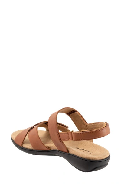 Trotters Mae Woven Slide Sandal In Luggage