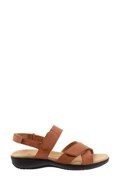Trotters Mae Woven Slide Sandal In Luggage