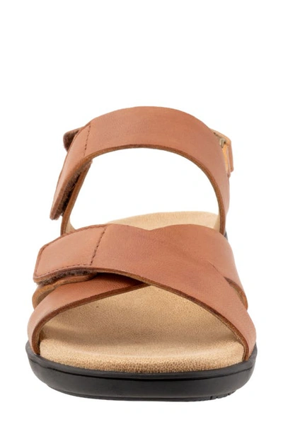 Trotters Mae Woven Slide Sandal In Luggage