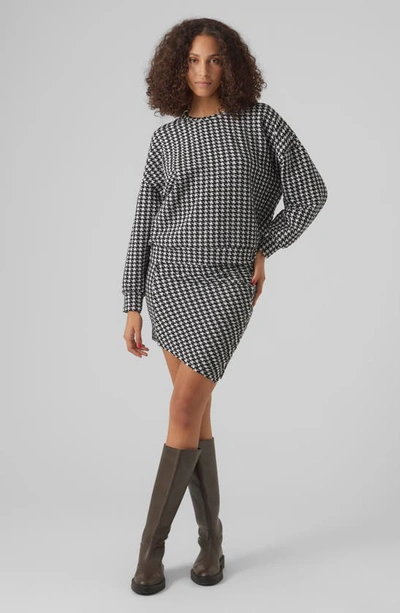 Vero Moda Bena Houndstooth Check Sweatshirt In Black Pattern Snow W