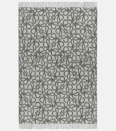 Loewe Decke Anagram In Grau