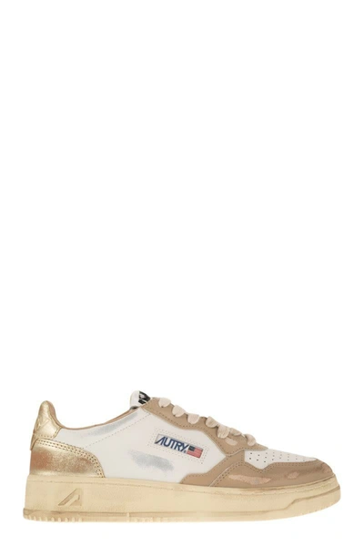 Shop Autry Medalist - Super Vintage Trainers In White/gold
