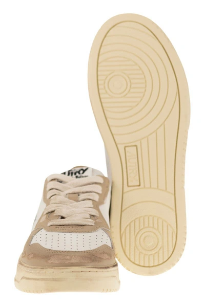 Shop Autry Medalist - Super Vintage Trainers In White/gold