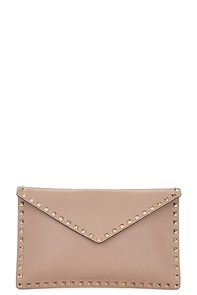 Shop Valentino Rockstud Large Flat Pouch In Poudre