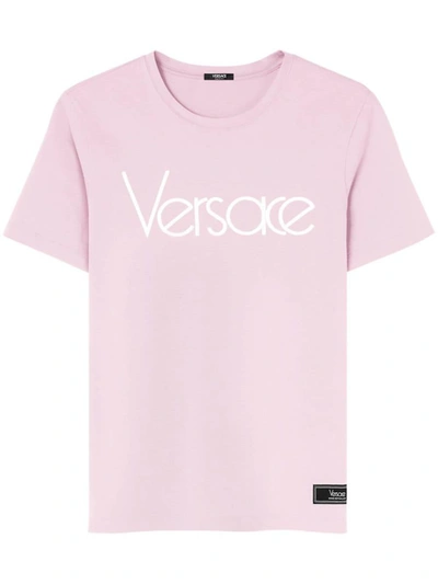 Shop Versace T-shirt With Logo In Rosa E Bianco