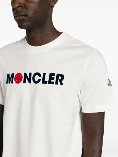 Shop Moncler T-shirt Con Logo In White