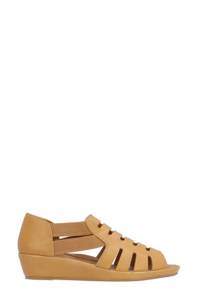 L'amour Des Pieds Bayla Wedge Sandal In Lioness