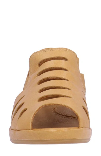 L'amour Des Pieds Bayla Wedge Sandal In Lioness