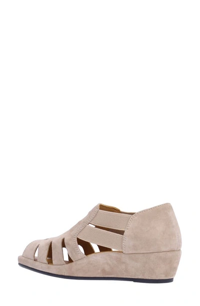 L'amour Des Pieds Bayla Wedge Sandal In Taupe