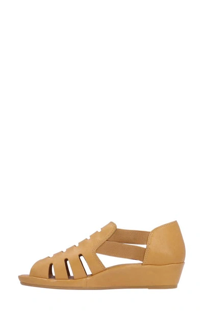 L'amour Des Pieds Bayla Wedge Sandal In Lioness