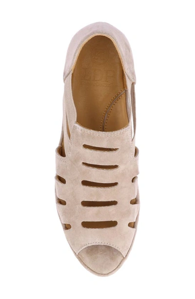 L'amour Des Pieds Bayla Wedge Sandal In Taupe