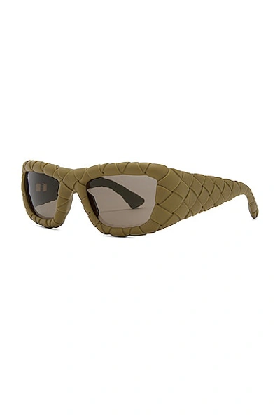 Shop Bottega Veneta Intrecciato Sunglasses In Soft Touch Solid New Sage