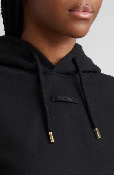 Jacquemus Le Grosgrain Logo Cotton Fleece Crop Hoodie In Black