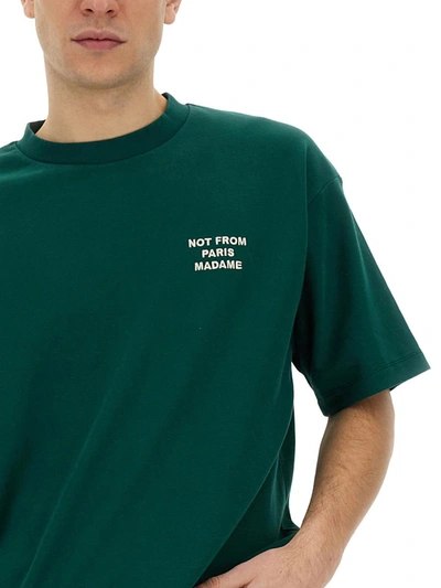 Shop Drôle De Monsieur "slogan" T-shirt In Green