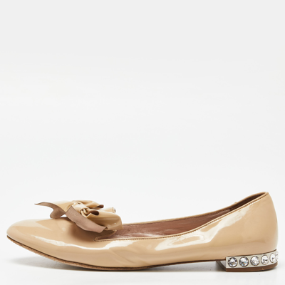 Pre-owned Miu Miu Beige Patent Leather Bow Detail Crystal Embellished Heel Ballet Flats Size 39