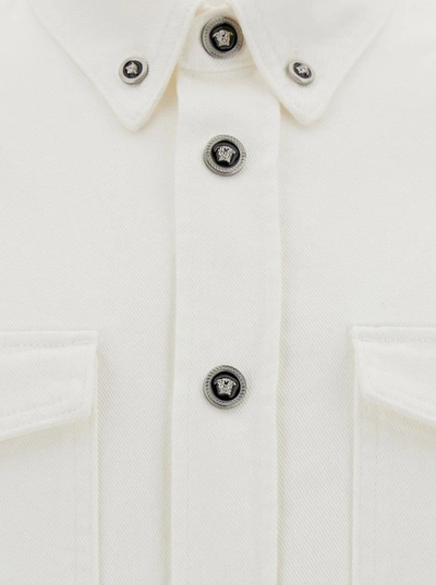 Shop Versace Camicia Con Colletto Buttoned-down E Bottoni Medusa In Denim Di Cotone Banco Uomo In White