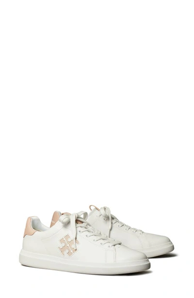 Tory Burch Double T Howell Court Sneaker In Titanium White / Shell Pink