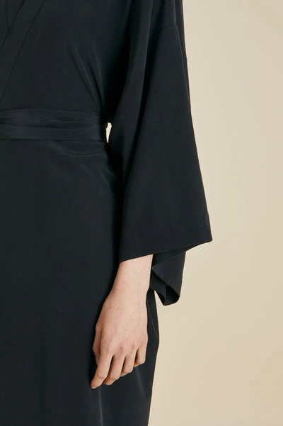 Shop Olivia Von Halle Queenie Black Robe In Silk Crêpe De Chine