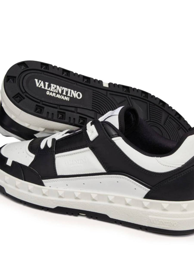 Shop Valentino Garavani Sneakers In Nero-bianco