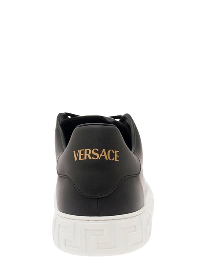 Shop Versace Sneaker Basse 'new Greca' Con Motivo Greca In Eco-pelle Nera Uomo In Black