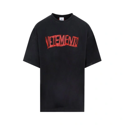 Shop Vetements Worldtour Logo T-shirt Clothing In Black