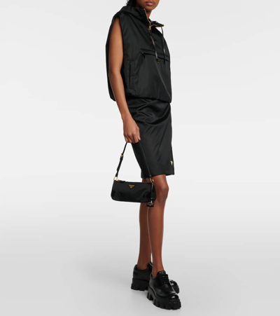 Prada Re-edition 2002 Small Leather Shoulder Bag In Black