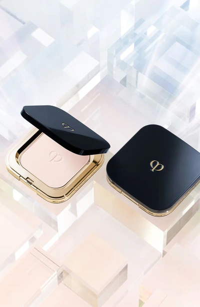 Shop Clé De Peau Beauté Refining Refillable Pressed Powder In Regular