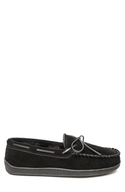 Minnetonka Pile Lined Hardsole Mens Faux Suede Bow Moccasin Slippers In Black