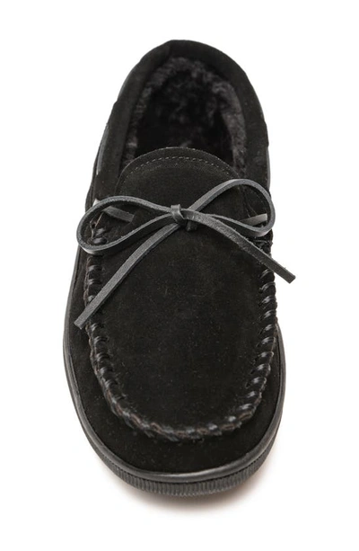 Minnetonka Pile Lined Hardsole Mens Faux Suede Bow Moccasin Slippers In Black