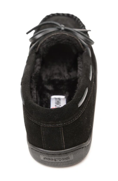 Minnetonka Pile Lined Hardsole Mens Faux Suede Bow Moccasin Slippers In Black