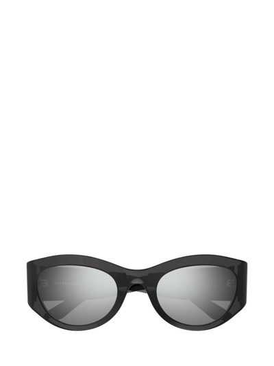 Shop Balenciaga Eyewear Cat In Grey