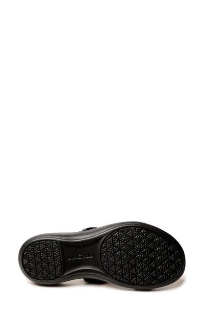 Minnetonka Brenn Slide Sandal In Black