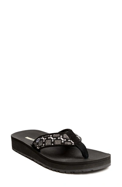 Shop Minnetonka Hedy 2.0 Flip Flop In Black Geometric