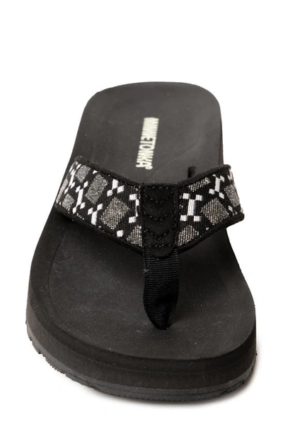 Minnetonka Hedy 2.0 Flip Flop In Black Geometric
