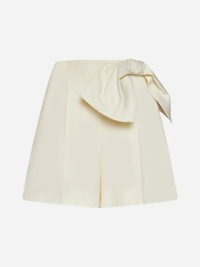 Shop Chloé Bow Linen Shorts In Cocnut Milk