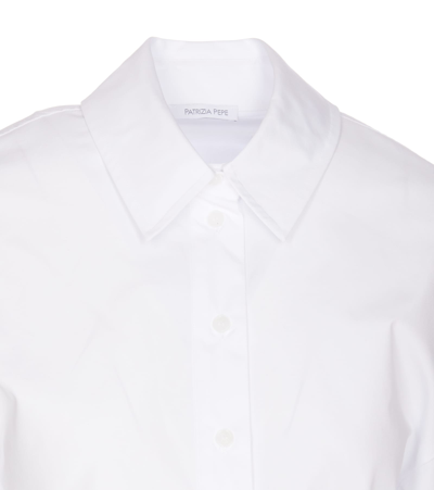 Shop Patrizia Pepe Essential Cropped Shirt In White