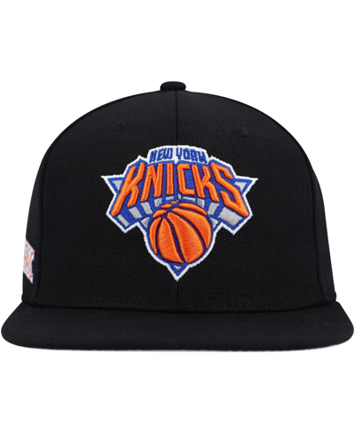 Mitchell & Ness Men's  Black New York Knicks Side Core 2.0 Snapback Hat In Black