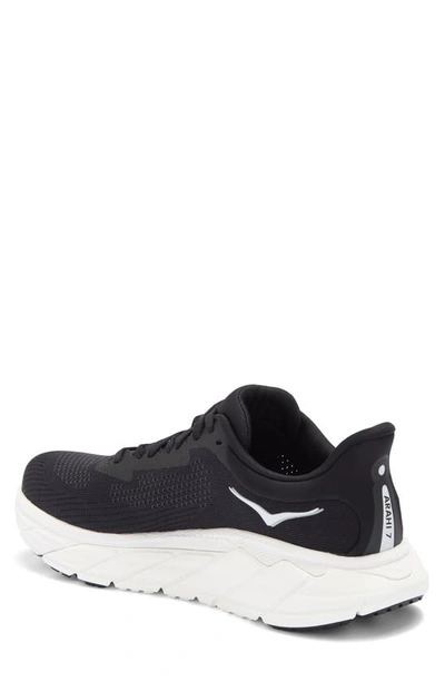 Hoka Arahi 7 Running Shoe In Black / White