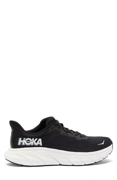 Hoka Arahi 7 Running Shoe In Black / White