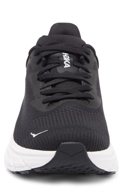 Hoka Arahi 7 Running Shoe In Black / White