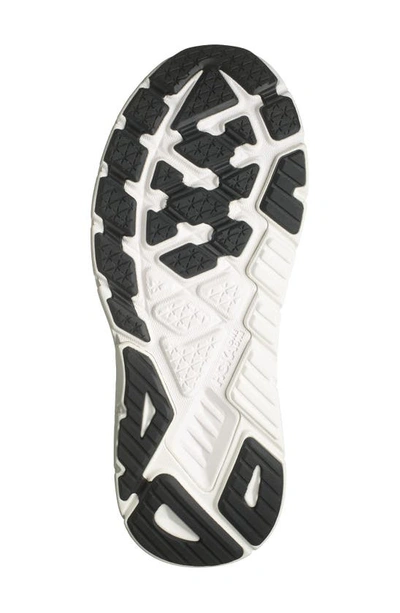 Hoka Arahi 7 Running Shoe In Black / White