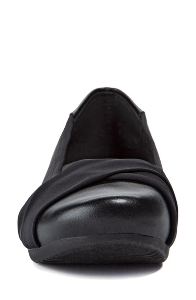 Baretraps Mitsy Womens Faux Leather Twist Front Ballet Flats In Black