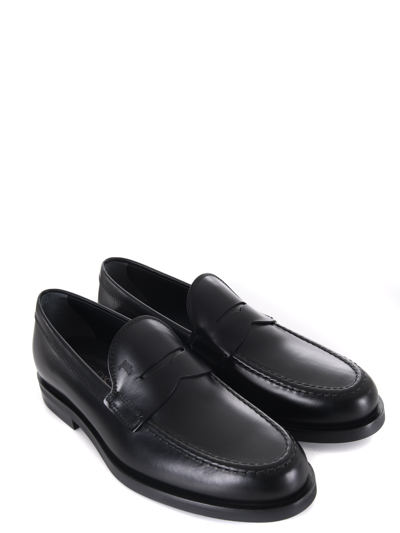 Tod's Smooth Leather Moccasin Loafers With Subtle Stitching