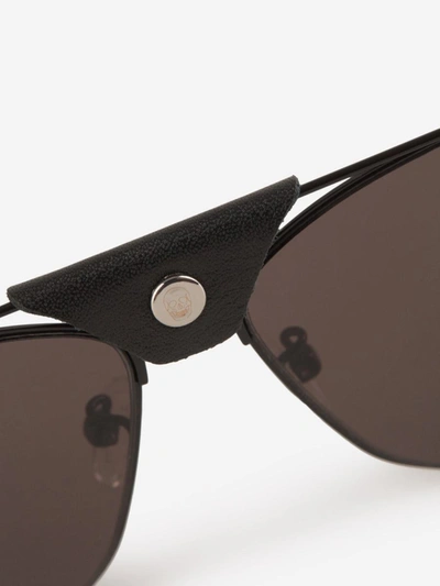 Shop Alexander Mcqueen Geometric Sunglasses In Negre